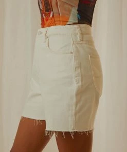 Lee - High Moms Short - Organic White 10 Lee - High Moms Short - Organic White -Outerwear Shop 006e09abe0b9469794f1be4022ec33f2 bf26008c 31e1 4e0f be00 cc6e7aefe331 1024x1024