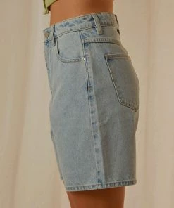 Abrand - A Carrie Short - Walk Away -Outerwear Shop 331dcf33f7c648b1b1d7ec58adff3e23 1024x1024