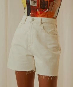 Lee - High Moms Short - Organic White 9 Lee - High Moms Short - Organic White -Outerwear Shop 7f8e875e502644d1ac831edaf33dd48b 3a6b8ff0 aa67 4a72 891c 92786b67a9ef 1024x1024