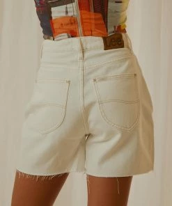 Lee - High Moms Short - Organic White 11 Lee - High Moms Short - Organic White -Outerwear Shop 88343979608a443e83f53dc629149379 972d5031 598a 4e5e a4a8 ad71f1e4595c 1024x1024