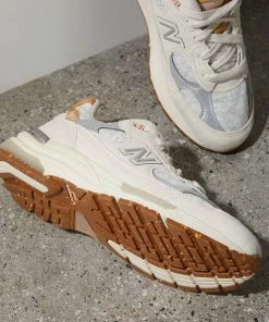 New Balance - 992 Sneaker - Neutral -Outerwear Shop 9141ab10b6404cc1b5348fe67948722c 1024x1024