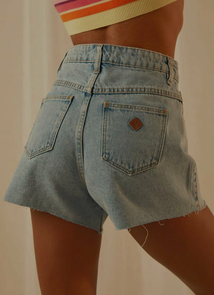 Abrand - A Venice Short - Esmerelda 6 Abrand - A Venice Short - Esmerelda - Image 4