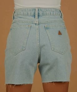 Abrand - A Claudia Cut Off Shorts - Walk Away -Outerwear Shop Peppermayo Jenaya 26.4.22 P4 79 1024x1024