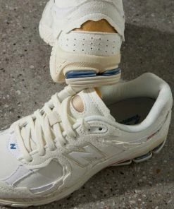 New Balance - 2002R Sneaker - White 11 New Balance - 2002R Sneaker - White -Outerwear Shop ef4fd8fe01274064beb67fb73344cd41 1024x1024