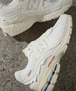 New Balance - 2002R Sneaker - White 10 New Balance - 2002R Sneaker - White -Outerwear Shop f6dab160d7aa4969baf37a4f95d65184 1024x1024